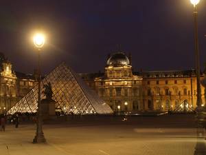 Paryż, Dziedziniec Musee du Luovre
