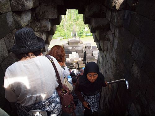 świątynia Borobudur -  schody na kolejne poziomy