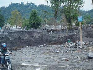 zniszczenia po wybuchu wulkanu Merapi