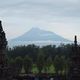 wulkan Merapi -  widok ze świątyń w Prabanan