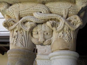 detal w krużganku katedry w Cefalu
