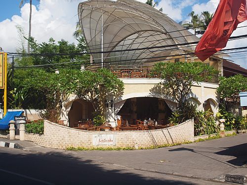 ulica  wyspy Bali -  hotele  restauracje