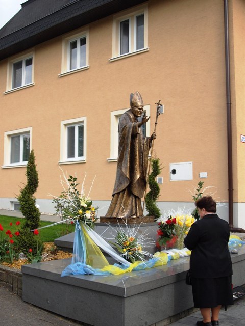 pomnik Jana Pawła II dzień po beatyfikacji