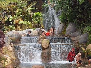 kurort Ciater - wodospad z ciepłą wodą