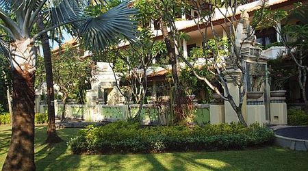 widoki hotelu - kamienny most, a po obu stronach stawy