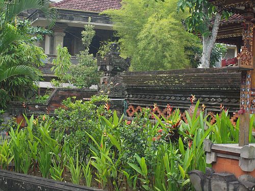 Ubud -  zabudowania za murem