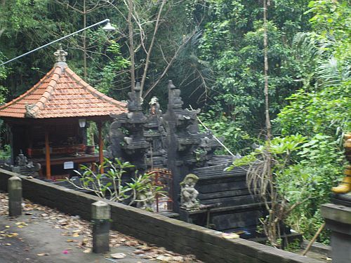 Ubud -   zabudowania za murem