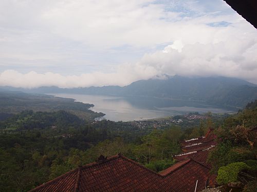 widok  na krater wulkanu,  w chmurach inny wulkan