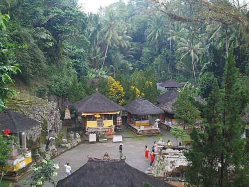 świątynia Goa Gajah -  schodzimy do świątyni