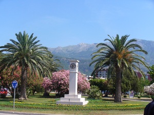 Obelisk w centrum budvy