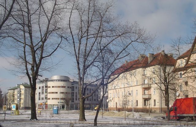 widok na budowe ronda od str skwerku