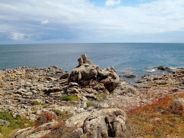 skały schodzące do morza