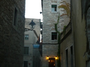 Gerona - wąskimi uliczkami w stronę katedry