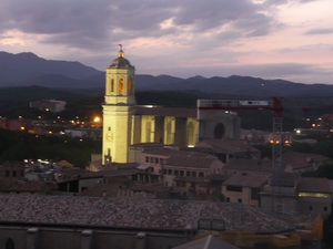 Gerona - stare miasto i katedra widziane z murów obronnych