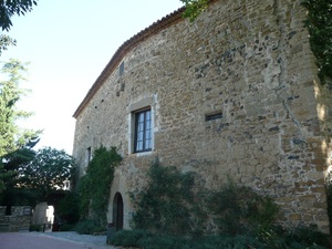 Púbol - surowa kamienna ściana frontowa posiadłości Salvadora Dali