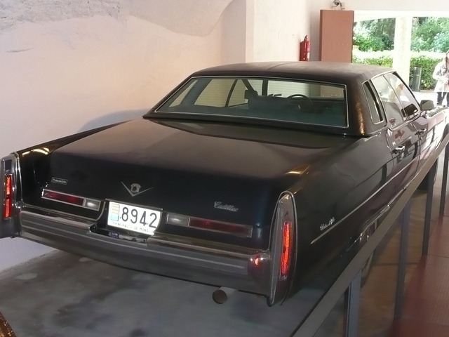 Púbol - czarny Cadillac