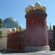 Figueres - budynek Teatre-Museu Dali z kopułą