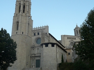 Gerona - kolegiata Sant Foliu. Na drugim planie gotycka katedra