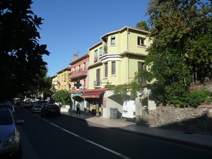 Collioure - Pastelowe domy wzdłuż drogi 2