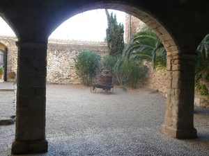 Collioure - jeden z dziedzińców zamku. 