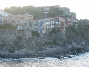 Collioure - domy wyrastają wprost ze skał