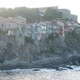 Collioure - domy wyrastają wprost ze skał