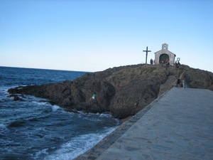 Collioure - kapliczka na skałach