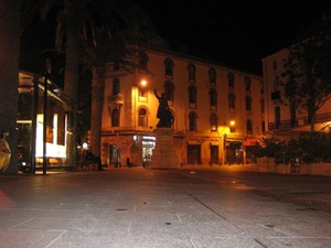 Perpignan - Place L'Arago nocą