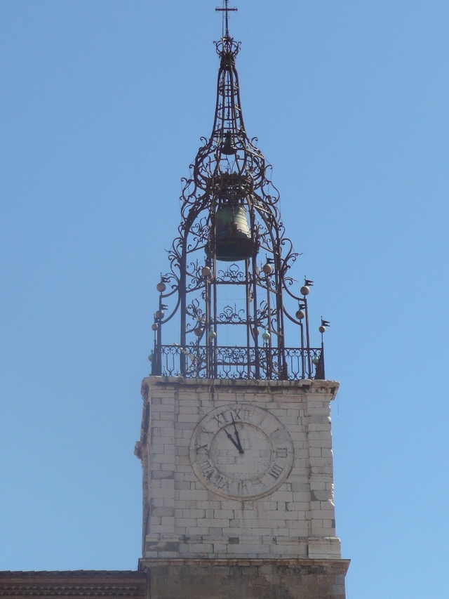 Perpignan - typowa dla Prowansji ażurowa dzwonnica.