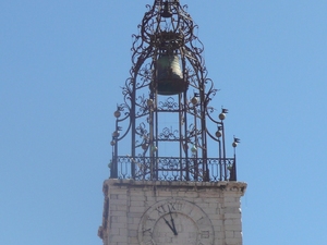 Perpignan - typowa dla Prowansji ażurowa dzwonnica.