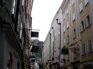 Getreidegasse - uliczka słynąca z pięknych kutych szyldów
