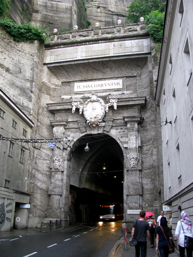 wejście do tunelu łączącego stare miasto z nowszą częścią