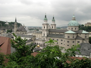 widok na katedrę ze wzgórza zamkowego