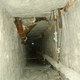 Tunel rewizyjny widok z jego konca w strone schodow en blysk na koncu to ja