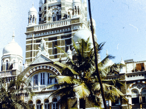 Bombaj (मुंबई)
