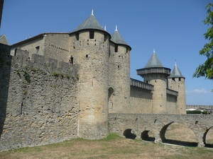 Carcassonne - Chateau Comtel i sucha fosa