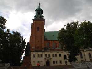 pomnik Bolesława Chrobrego na tle katedry