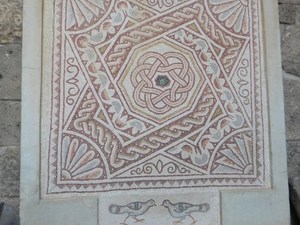 mozaika przed wejściem do amfiteatru