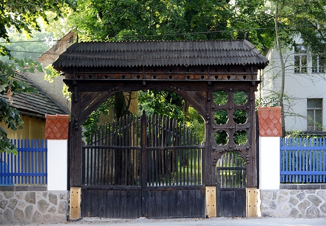 Sfantu Gheorghe szeklerska brama przez Szeklerskim Muzeum Narodowym