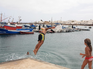 Caleta del sebo -La Graciosa, dzieciaki pozują