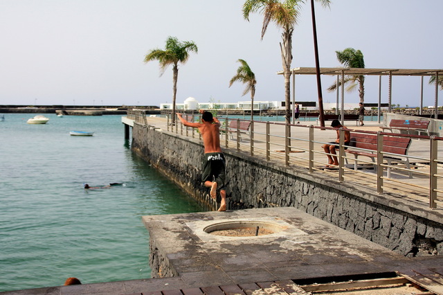 Arrecife - dzieciaki skaczą do wody
