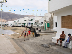 Caleta de Famara - panowie zajęci rozmową