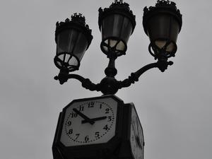 zegar na placu przed operą