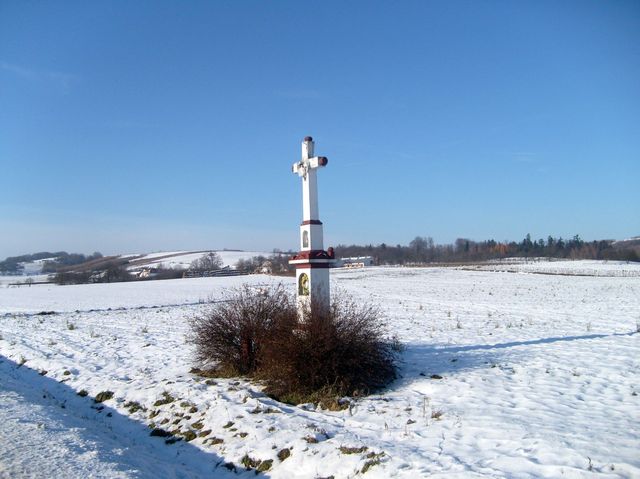 Krzyż w zimowej szacie 