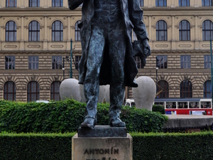 Pomnik Antonina Dworzaka przed Rudolfinum