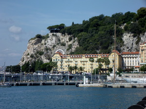 w oddali zamkowe wzgorze-Butte du chateau