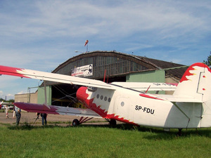 AN-2 przed hangarem