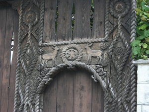 rzeźbiona brama