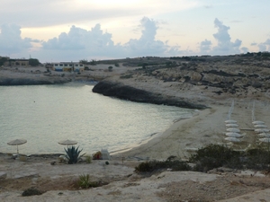 Cala Croce, w głębi zatoczka Portu Ntoni