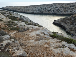 Cala Galeria, plaża jest tam w głębii